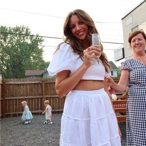 AISLE WHITE LINEN SLEEVED TOP